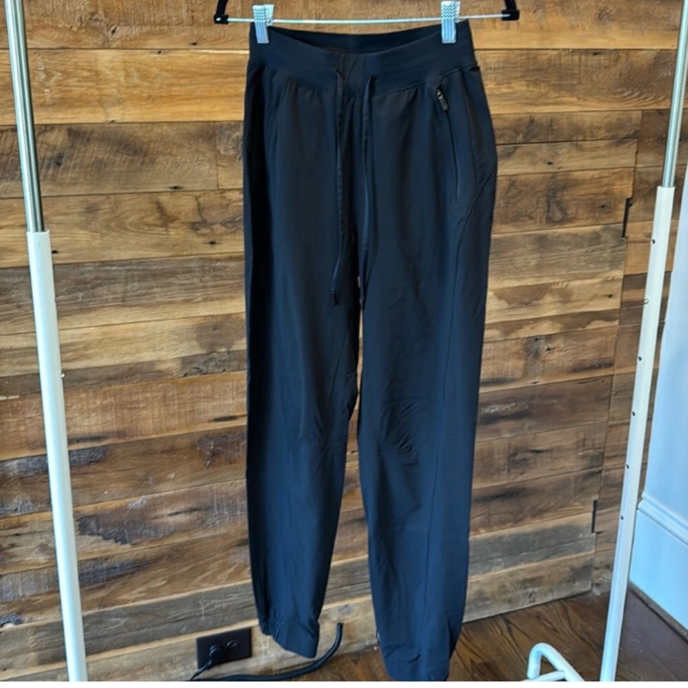 License to train black jogger 4 small zipper pockets like new